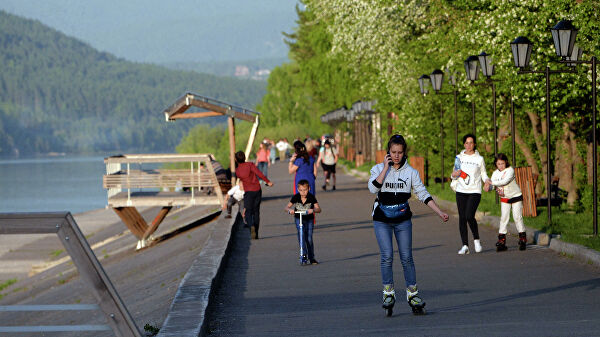 Люди гуляют и занимаются спортом на набережной Енисея в Дивногорске Красноярского края