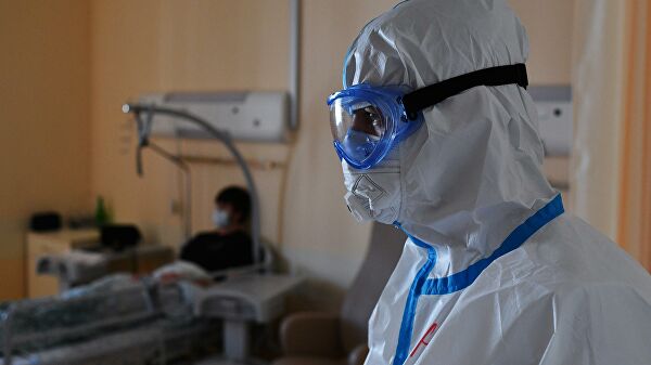 Медицинский и пациент в одном из отделений госпиталя COVID-19 в Центре мозга и нейротехнологий ФМБА России