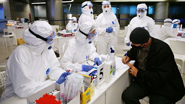 Медицинские работники проверяют состояние пассажиров в аэропорту Внуково