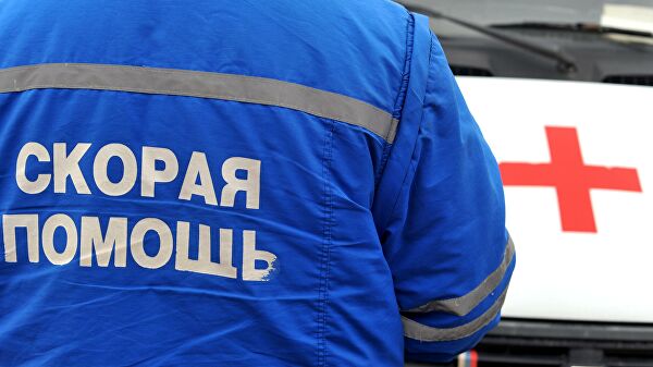 Врач скорой медицинской помощи возле автомобиля Врач скорой медицинской помощи возле автомобиля