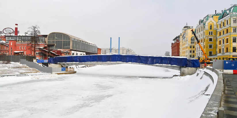 Строительство пешеходного моста через Водоотводный канал Москвы-реки