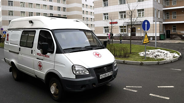 Машина скорой помощи на территории Городской клинической инфекционной больницы имени С. П. Боткина