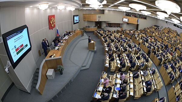 Депутаты на пленарном заседании Государственной Думы РФ