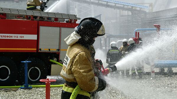 Сотрудники МЧС РФ  во время тушения пожара