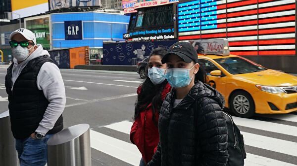 Люди в медицинских масках на улице Нью-Йорка