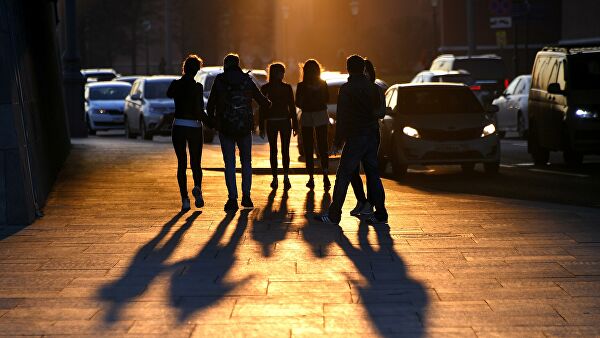 Молодые люди на одной из улиц в Москве