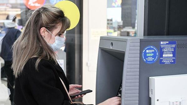 Девушка пользуется банкоматом в Симферополе Девушка пользуется банкоматом в Симферополе