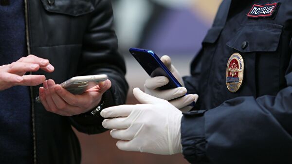 Сотрудник полиции проверяет смартфон с QR-кодом у жителя Нижегородской области 