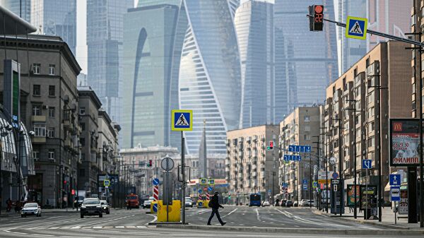 Пешеход переходит Большую Дорогомиловскую улицу в Москве Пешеход переходит Большую Дорогомиловскую улицу в Москве