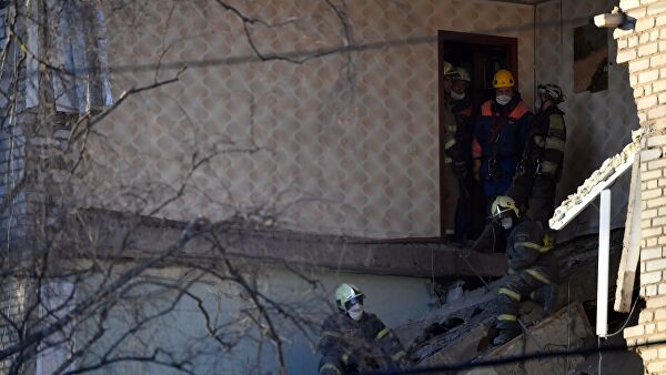 Сотрудники МЧС РФ в поврежденном в результате взрыва бытового газа жилом доме в Орехово-Зуево
