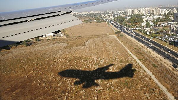 Самолет над международным аэропортом Бен-Гурион в Тель-Авиве, Израиль