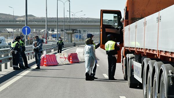 Блокпост из-за коронавируса на въезде в Севастополь Блокпост из-за коронавируса на въезде в Севастополь