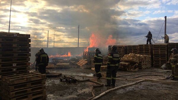Деревянные поддоны  горят в промышленной зоне Коломны в Московской области