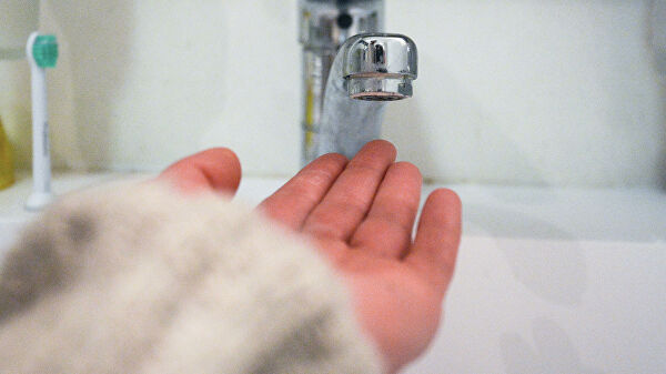 Кран в ванной комнате во время сезонного отключения горячей воды