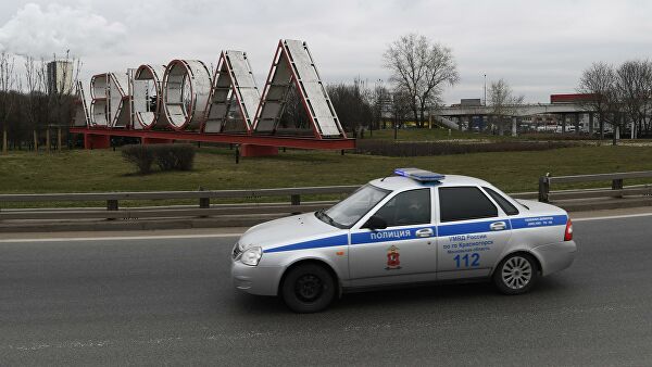 Автомобиль полиции проезжает мимо стелы на въезде в Москву Автомобиль полиции проезжает мимо стелы на въезде в Москву