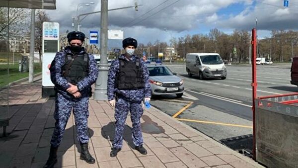 Сотрудники Росгвардии во время патрулирования улиц в Москве