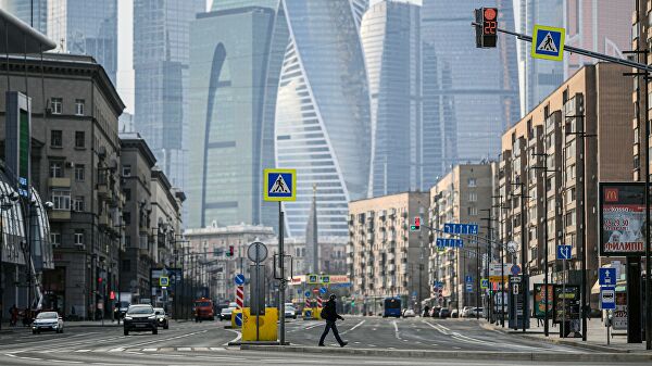 Пешеход переходит Большую Дорогомиловскую улицу в Москве