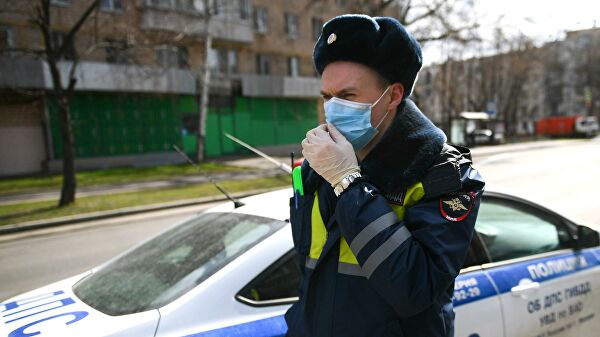 Сотрудник дорожно-патрульной службы ГИБДД в Москве Сотрудник дорожно-патрульной службы ГИБДД в Москве