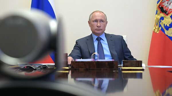 Президент РФ Владимир Путин во время встречи в режиме видеоконференции с губернатором Приморского края Олегом Кожемяко