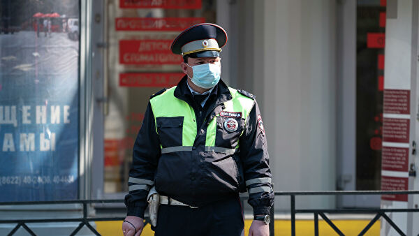 Сотрудник ДПС ГИБДД в Сочи в защитной маске