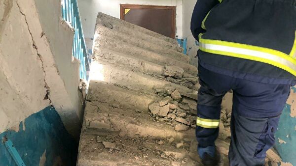 На месте обрушения лестницы в жилом доме в городе Энгельс в Саратовской области На месте обрушения лестницы в жилом доме в городе Энгельс в Саратовской области