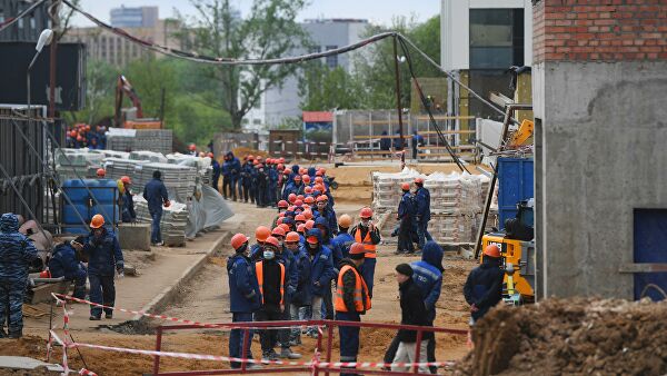 Рабочие на строительной площадке жилого комплекса Небо в Москве