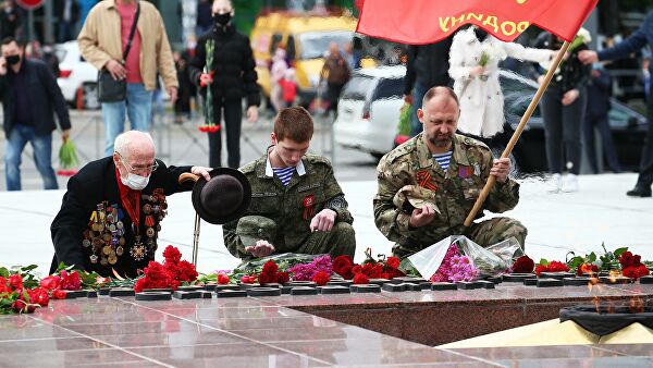 Жители города возлагают цветы к мемориальному комплексу Вечный огонь в Краснодаре