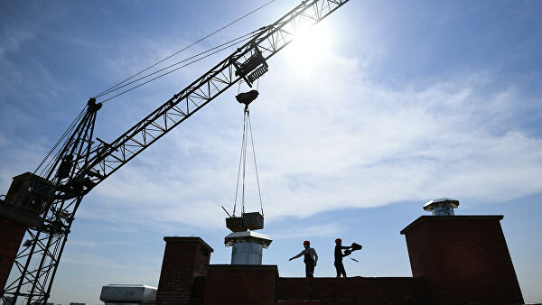 Рабочие на строительной площадке жилого комплекса в Новосибирске