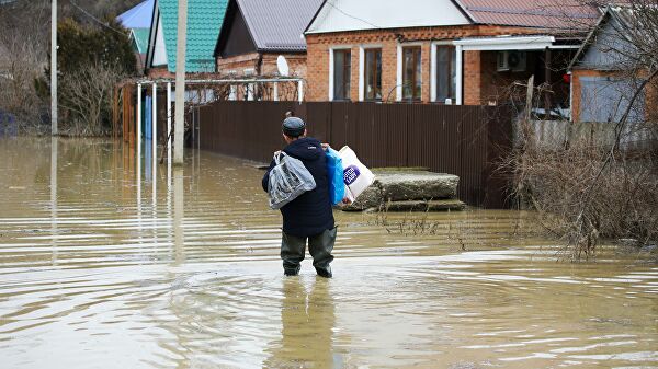Житель города Горячий Ключ Краснодарского края во время паводка