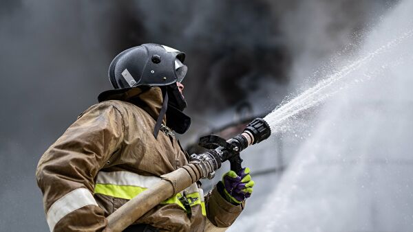 Сотрудник МЧС РФ во время учений по ликвидации пожара, проходящих на территории Афипского нефтеперерабатывающего завода в Краснодарском крае