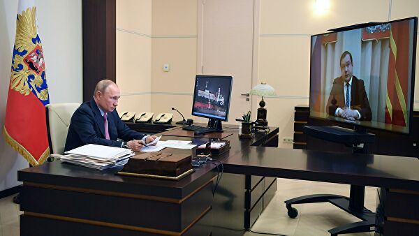 Президент РФ Владимир Путин во время рабочей встречи в режиме видеоконференции с губернатором Смоленской области Алексеем Островским