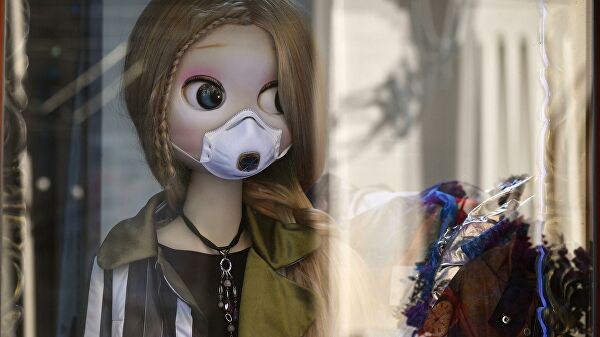 Кукла в защитной маске в витрине московского магазина
