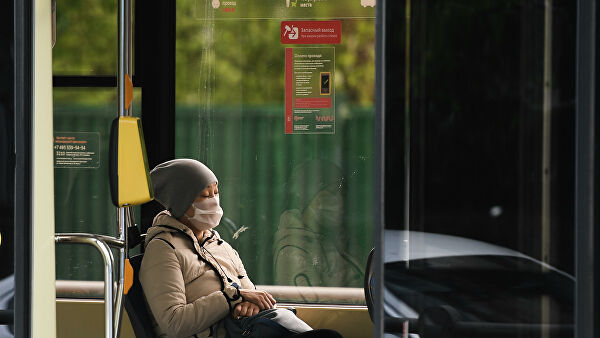 Женщина в защитной маске в салоне трамвая в Москве