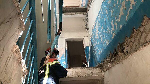 На месте обрушения лестницы в жилом доме в городе Энгельс в Саратовской области