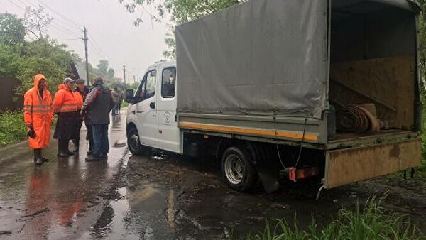 Сотрудники коммунальных служб Красногорска во время устранения последствий разлива ливневых вод Сотрудники коммунальных служб Красногорска во время устранения последствий разлива ливневых вод