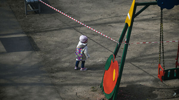 Ребенок на детской площадке во дворе на одной из улиц в Москве