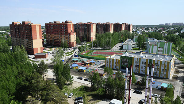 Вид на новые дома жилого комплекса Начало мая в Новосибирске