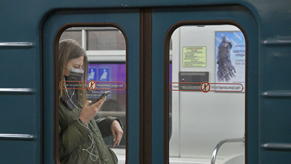 Девушка в метро Санкт-Петербурга