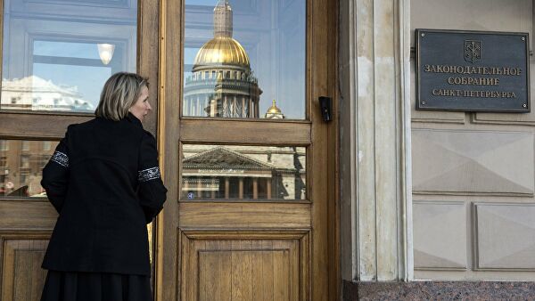 Вход в здание городского законодательного собрания в Санкт-Петербурге Вход в здание городского законодательного собрания в Санкт-Петербурге