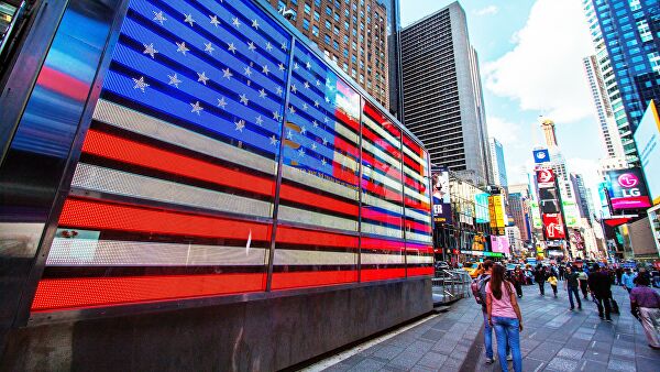 Прохожие на площади Таймс-сквер в Нью-Йорке, США Прохожие на площади Таймс-сквер в Нью-Йорке, США