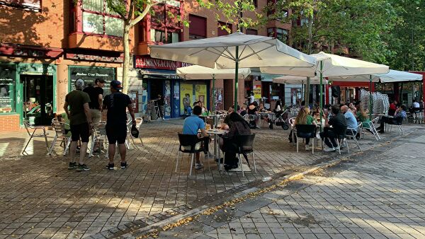 В Испании открылись для посетителей уличные кафе