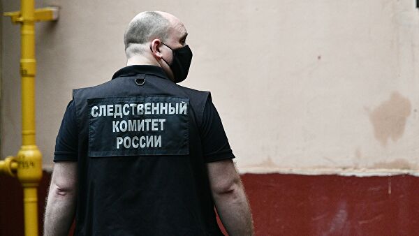 Сотрудник следственного комитета у жилого дома на севере Москвы, где мужчина открыл стрельбу