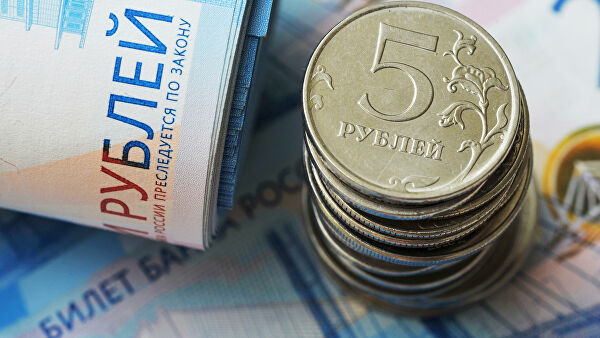 Банкноты номиналом 2000 рублей и монеты номиналом 5 рублей Банкноты номиналом 2000 рублей и монеты номиналом 5 рублей