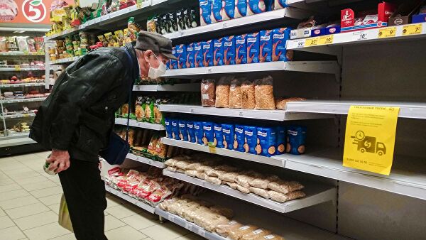 Мужчина выбирает товары в магазине Пятерочка в Москве