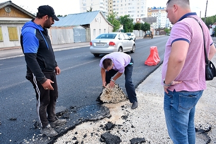 В Орле депутат голыми руками оторвал кусок нового асфальта