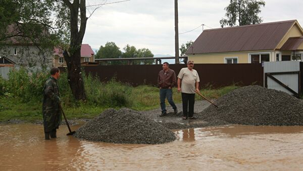 Жители Байкальска во время подтопления из-за паводка