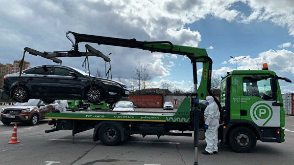 Сотрудники Московского паркинга эвакуируют автомобиль жителя Москвы Сотрудники Московского паркинга эвакуируют автомобиль жителя Москвы