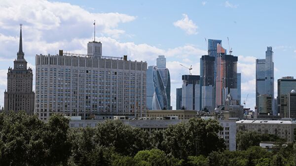 Высотное здание гостиницы Украина, Дом Правительства РФ и небоскребы делового центра Москва-сити