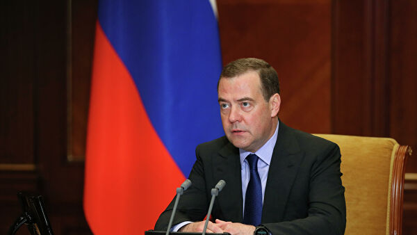 Заместитель председателя Совета безопасности РФ Дмитрий Медведев во время совещания в режиме видеоконференции