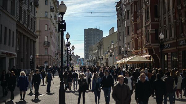 Прохожие на улице Арбат в Москве